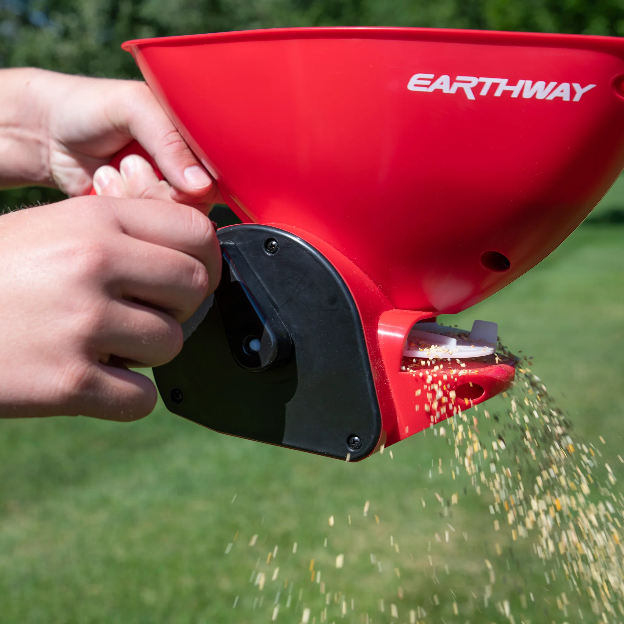 EarthWay Hand Held Plastic Scoop Spreader - 4 Lb. Capacity (Discontinued) - Image 2